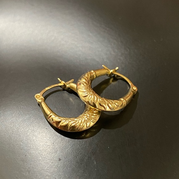 18K Gold Earrings. - Picture 2 of 7